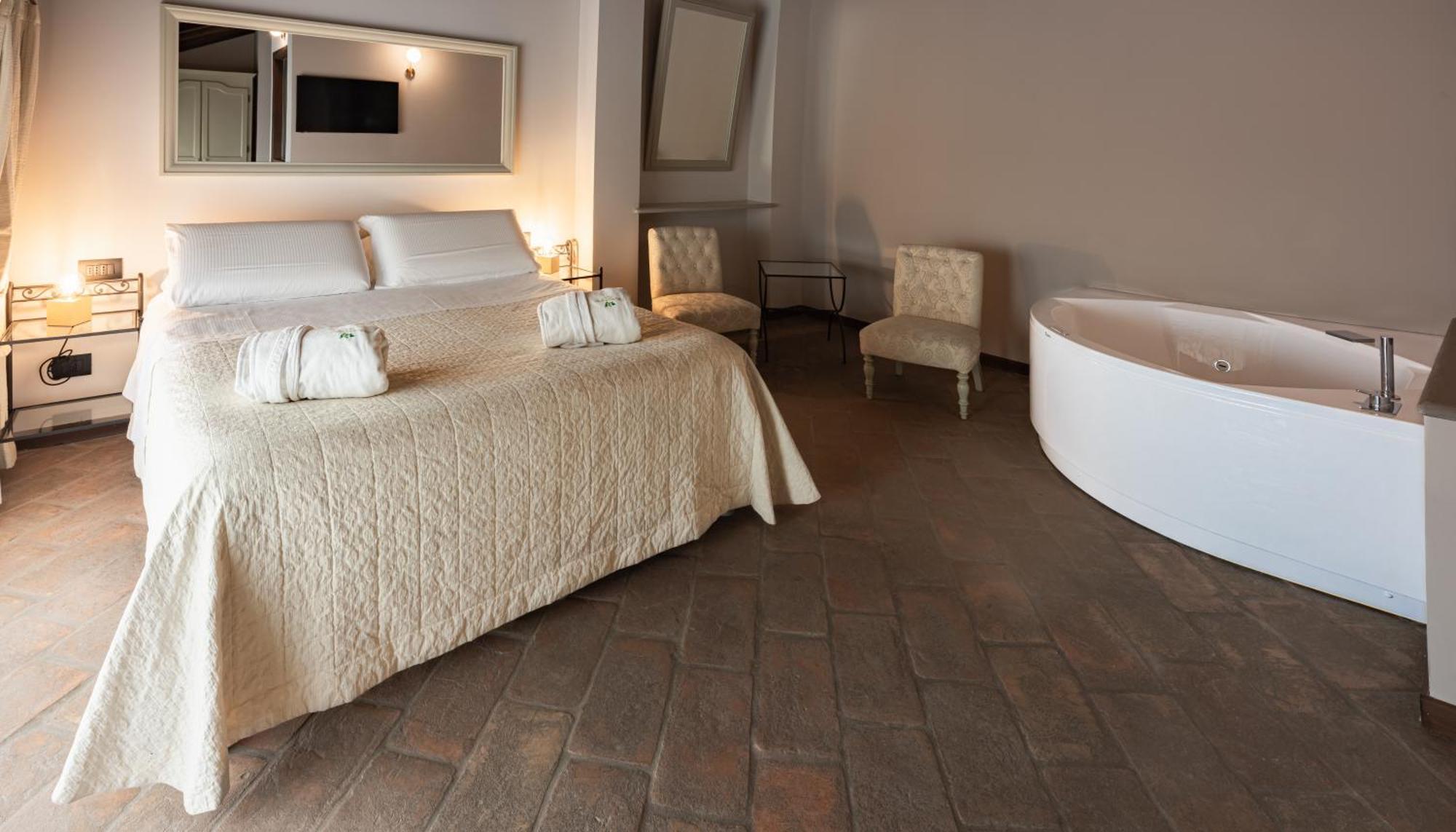Relais Bella Rosina Pool & Spa La Cassa Εξωτερικό φωτογραφία